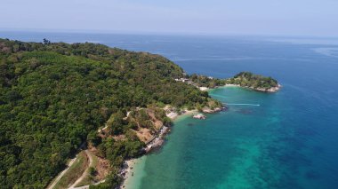 Aerail dron görünümü güzel tropikal plaj ve su