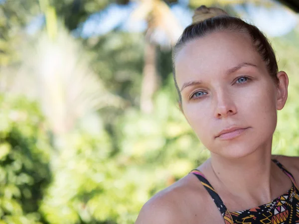 Buiten Close Portret Van Vrouw Wazig Groene Achtergrond — Stockfoto