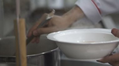 Porselen kase - ağır çekimde video içine dökme çorba closeup şefin eller