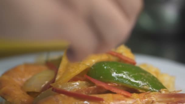 Mãos Chef Close Adicionando Ervas Cima Prato Restaurante Preparado Vídeo — Vídeo de Stock