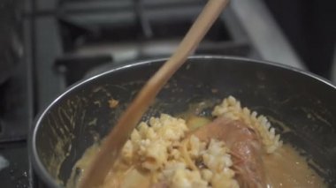 Closeup tavada yağda - ağır çekimde video taze deniz ürünleri yemek