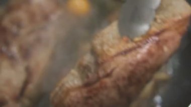 Closeup görünümü ile baharat tavada kavurma lezzetli sığır eti biftek