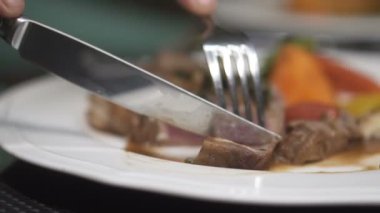 Bonfile biftek yemeği plaka restoran - ağır çekimde video ile portre çatal bıçak takımı