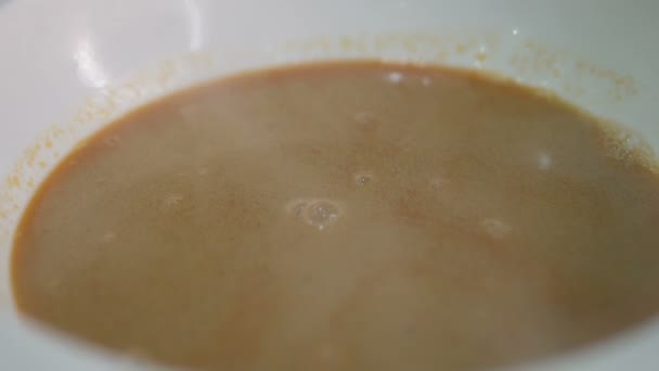 Nahaufnahme Heiße Dampfende Garnelensuppe Der Porzellanschüssel — Stockvideo