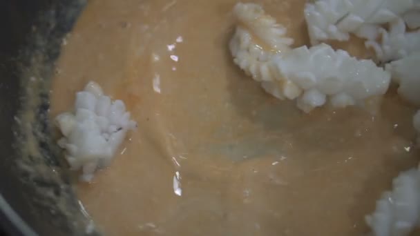 クローズ アップ フライパン料理のソース スローモーションのビデオで新鮮なシーフードのイカ — ストック動画