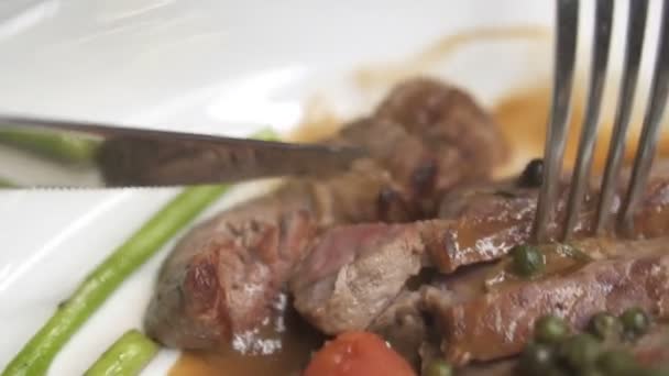 Couverts Gros Plan Avec Plat Steak Filet Dans Assiette Restaurant — Video