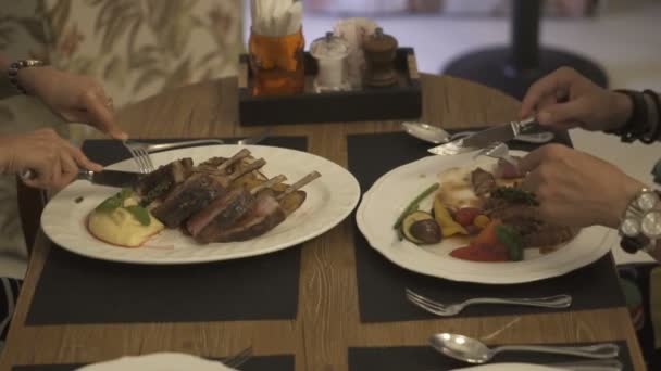 Primer Plano Par Manos Comiendo Deliciosa Cena Restaurante Video Cámara — Vídeo de stock