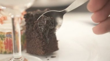 Tatlı adam restoranda - ağır çekimde video lezzetli tatlı yeme