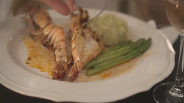 Mãos Mulher Close Comer Deliciosa Refeição Camarão Rei Com Purê — Vídeo de Stock