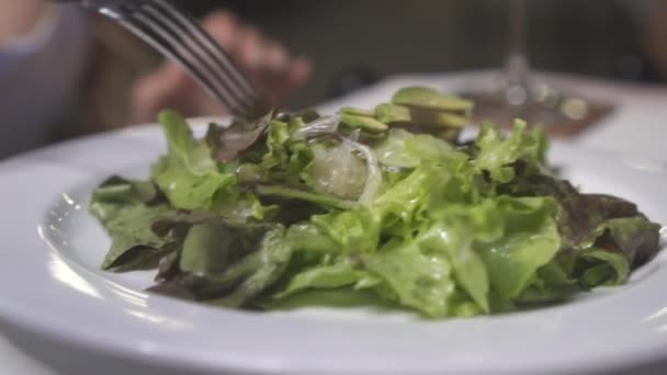 Closeup Handen Van Vrouw Salade Eten Restaurant Video Slow Motion — Stockvideo