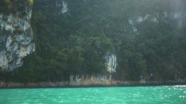 Harika bir manzara dağ Gölü ve Ratchaprapa baraj, Khoa Sok Milli Parkı, Surat Thani, Tayland - video yavaş tekne nehirden