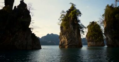 Harika bir manzara dağ Gölü ve Ratchaprapa tekne nehirden baraj, Khoa Sok Milli Parkı, Surat Thani, Tayland