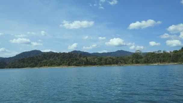 Lindo Lago Montanha Vista Rio Barco Ratchaprapa Barragem Khoa Sok — Vídeo de Stock