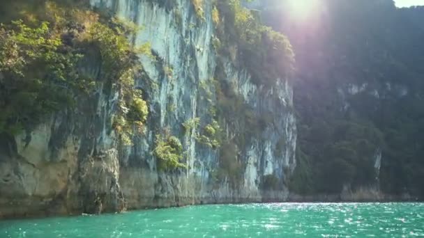 Hermosa Vista Del Lago Montaña Río Desde Barco Presa Ratchaprapa — Vídeos de Stock