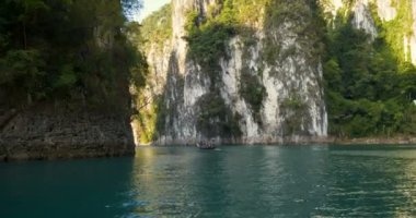 Harika bir manzara dağ Gölü ve Ratchaprapa tekne nehirden baraj, Khoa Sok Milli Parkı, Surat Thani, Tayland