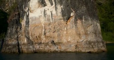 Harika bir manzara dağ Gölü ve Ratchaprapa tekne nehirden baraj, Khoa Sok Milli Parkı, Surat Thani, Tayland