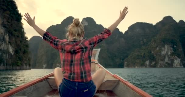 Arkadan Görünüşü Kaldırdı Elleriyle Ahşap Long Tail Tekne Tropikal Kireçtaşı — Stok video