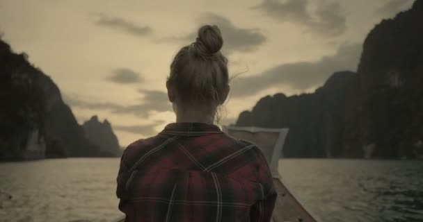 Achteraanzicht Van Vrouw Zitten Hout Lange Staart Boot Tropische Kalkrotsen — Stockvideo