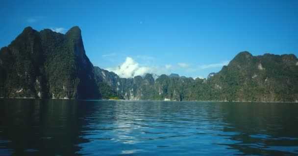 Вид Горное Озеро Реку Лодки Плотине Ратрапа Национальный Парк Кхоа — стоковое видео