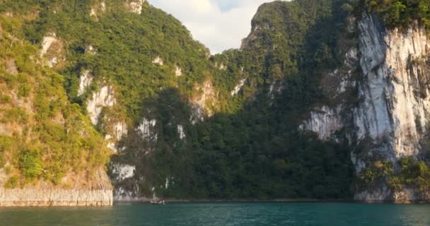 Hermosa Vista Del Lago Montaña Río Desde Barco Presa Ratchaprapa — Vídeo de stock