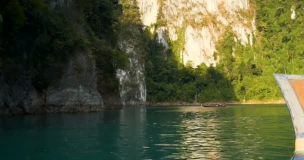 美丽的风景山湖和河从小船在 Ratchaprapa Khoa 的国家公园 素叻尼克 — 图库视频影像