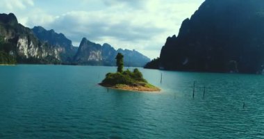 Khao Sok Milli Parkı, Surat Thani, Tayland göl kenarında küçük bir kaya hava dron görünümünü