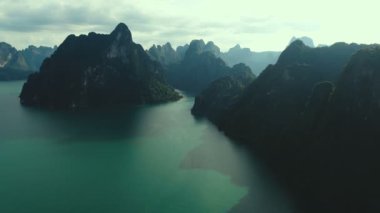 Güzel dağlar ve göl Khao Sok Milli Parkı, Surat Thani, Tayland Hava dron görünümü