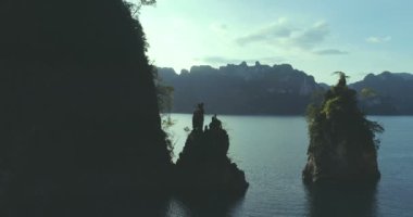 Göle Khao Sok Milli Parkı, Surat Thani, Tayland Hava dron görünümü güzel kireç kayalar