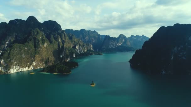 Drohnenaufnahme Der Wunderschönen Berge Und Des Sees Khao Sok Nationalpark — Stockvideo