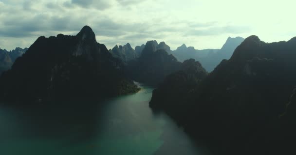 Luchtfoto Drone Uitzicht Prachtige Bergen Meer Khao Sok Nationaal Park — Stockvideo