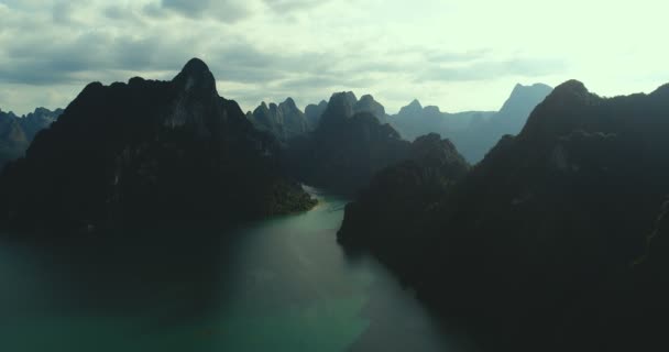 Aerial Drönarvy Vackra Berg Och Sjö Khao Sok National Park — Stockvideo