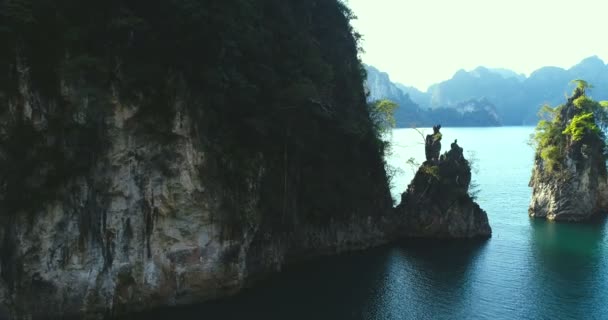 Aerial Drönarvy Vackra Kalksten Klipporna Vid Sjön Khao Sok National — Stockvideo