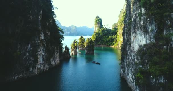 Drohnenaufnahme Von Schönen Kalksteinfelsen Und Boot See Khao Sok Nationalpark — Stockvideo