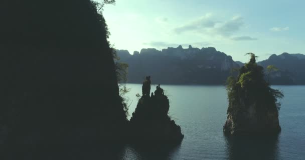 ソック国立公園 スラタニ タイ湖で岩の美しい石灰岩の空中ドローン ビュー — ストック動画
