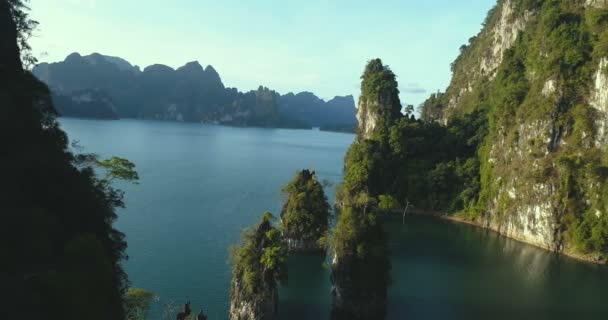 석회암 바위와 태국에 호수에 보트의 항공기 — 비디오