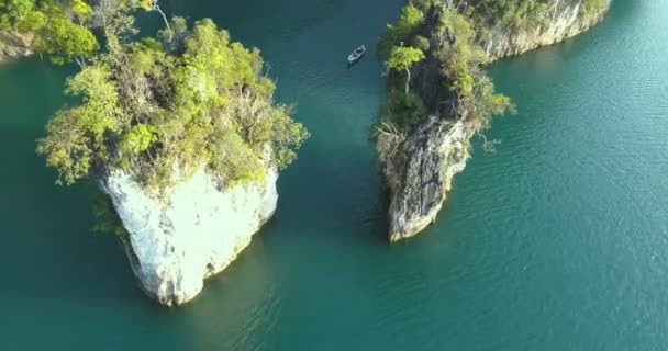 Drohnenaufnahme Der Wunderschönen Kalksteinfelsen See Khao Sok Nationalpark Surat Thani — Stockvideo