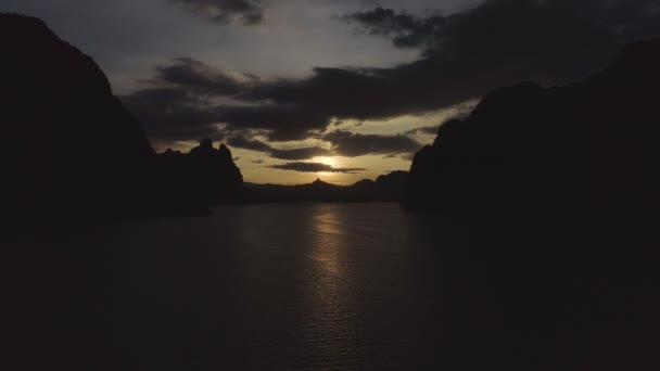 Drohnenaufnahme Des Wunderschönen Sonnenuntergangs Über Kalksteinfelsen See Khao Sok Nationalpark — Stockvideo
