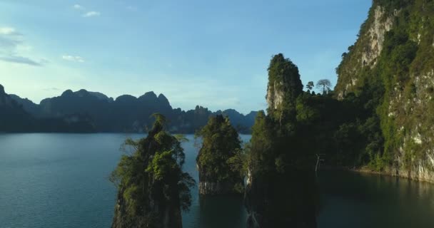 Luchtfoto Drone Uitzicht Prachtige Kalkstenen Rotsen Aan Het Meer Khao — Stockvideo