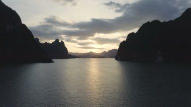 Göle Khao Sok Milli Parkı, Surat Thani, Tayland Hava dron görünümünü kireç taşı üzerinde güzel gün batımı kayalar