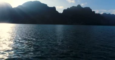 Göle Khao Sok Milli Parkı, Surat Thani, Tayland Hava dron görünümünü kireç taşı üzerinde güzel gün batımı kayalar
