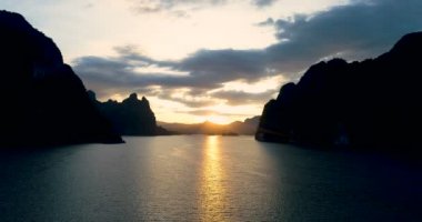 Göle Khao Sok Milli Parkı, Surat Thani, Tayland Hava dron görünümünü kireç taşı üzerinde güzel gün batımı kayalar