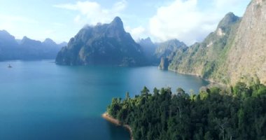 Güzel dağlar ve göl Khao Sok Milli Parkı, Surat Thani, Tayland Hava dron görünümü