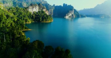 Güzel dağlar ve göl Khao Sok Milli Parkı, Surat Thani, Tayland Hava dron görünümü