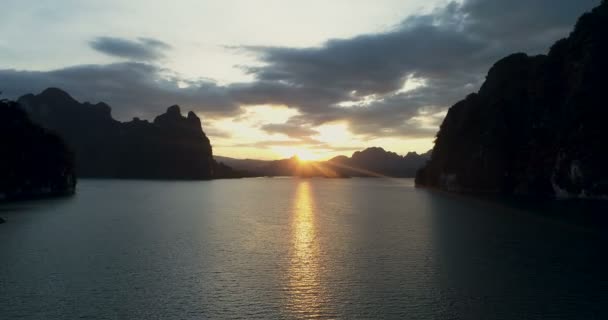 Drohnenaufnahme Des Wunderschönen Sonnenuntergangs Über Kalksteinfelsen See Khao Sok Nationalpark — Stockvideo