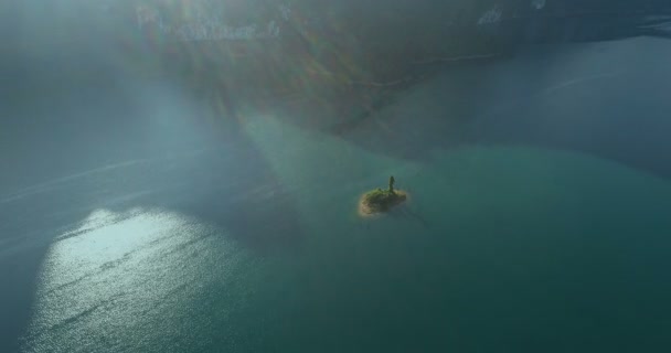 ソック国立公園 スラタニ タイ湖の小さな岩の空中ドローン ビュー — ストック動画