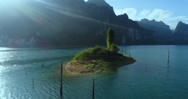 Drohnenaufnahme Eines Kleinen Felsens Auf Dem See Khao Sok Nationalpark — Stockvideo
