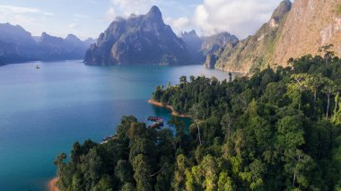 Güzel dağlar ve göl Khao Sok Milli Parkı, Surat Thani, Tayland Hava dron görünümü