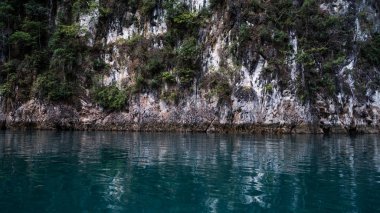 Harika bir manzara dağ Gölü ve Ratchaprapa tekne nehirden baraj, Khoa Sok Milli Parkı, Surat Thani, Tayland