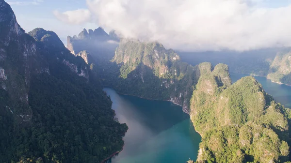 Güzel dağlar ve göl Khao Sok Milli Parkı, Surat Thani, Tayland Hava dron görünümü
