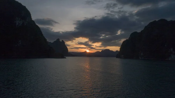 Tekne Gezisine Tropikal Bir Göl Dağlar Uçurumlar Kayalar Yüzeyine Günbatımı — Stok fotoğraf
